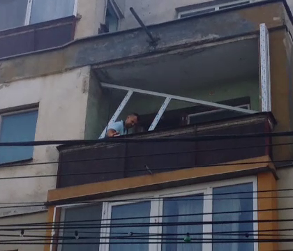 Un barbat de 45 de ani a cazut de la etajul trei in timp ce monta un geam. Ce i-a salvat viata Un barbat de 45 de ani a cazut de la etajul trei in timp ce monta un geam. Ce i-a salvat viata