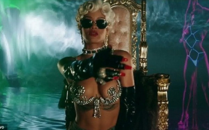 Imaginile care i-au revoltat pe fanii Rihannei. Noul videoclip este considerat "pornografic" Imaginile care i-au revoltat pe fanii Rihannei. Noul videoclip este considerat "pornografic"