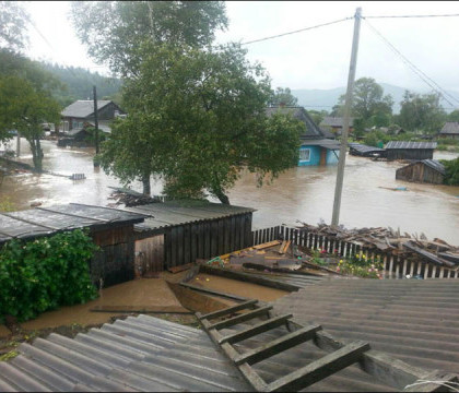 Furtuna tropicala in Rusia, in apropiere de un oras pe care il vizita Putin. Oamenii stau de 2 zile in cizme de cauciuc - VIDEO
