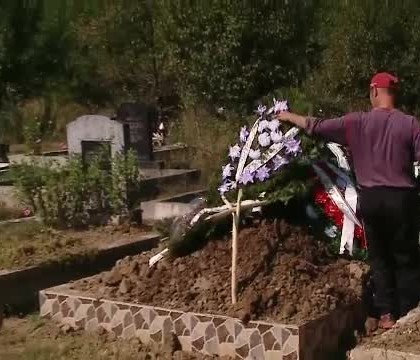 Ce s-a intamplat in timpul unei inmormantari, dupa ce preotul a deschis sicriul. "Am incremenit cu totii" Ce s-a intamplat in timpul unei inmormantari, dupa ce preotul a deschis sicriul. "Am incremenit cu totii"