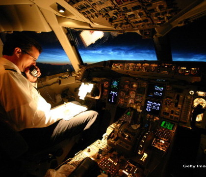 Gestul socant al unui pasager aflat la bordul unui avion Air Cairo. Pilotul a fost nevoit sa aterizeze de urgenta Gestul socant al unui pasager aflat la bordul unui avion Air Cairo. Pilotul a fost nevoit sa aterizeze de urgenta