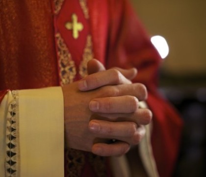 Anuntul neasteptat facut de un preot din Anglia. Arhiepiscopul: "Stiam de relatia sa"  Anuntul neasteptat facut de un preot din Anglia. Arhiepiscopul: "Stiam de relatia sa"