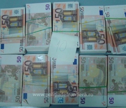 360.000 de euro descoperiti de politistii de frontiera intr-un autocar, in Giurgiu. Unde erau ascunsi banii 360.000 de euro descoperiti de politistii de frontiera intr-un autocar, in Giurgiu. Unde erau ascunsi banii
