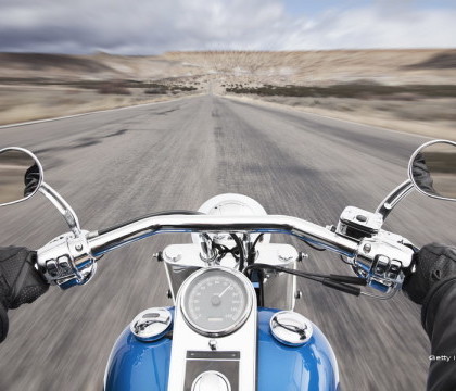 Sfarsit stupid pentru un motociclist care mergea la mare cu prietenii. Obstacolul care l-a trimis in mormant Sfarsit stupid pentru un motociclist care mergea la mare cu prietenii. Obstacolul care l-a trimis in mormant