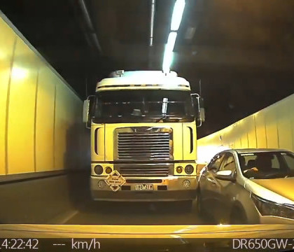 Momentul in care un sofer de camion loveste o masina care incerca sa il depaseasca, intr-un tunel - VIDEO