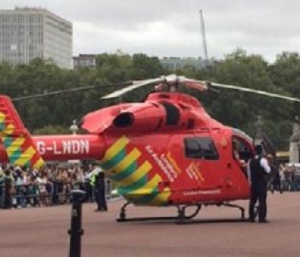 Alerta la Palatul Buckingham. Un elicopter-ambulanta a aterizat in fata resedintei regale, in urma unui incident