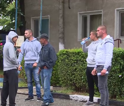 Patru tineri au fost retinuti in judetul Gorj, dupa ce ar fi incendiat o masina. "Imposibil, nu aveam cum sa ajung acolo" Patru tineri au fost retinuti in judetul Gorj, dupa ce ar fi incendiat o masina. "Imposibil, nu aveam cum sa ajung acolo"