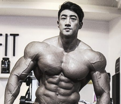 Barbatul cu cel mai faimos abdomen de pe Instagram. Cum arata inainte "Arnold Schwarzenegger al Asiei". FOTO Barbatul cu cel mai faimos abdomen de pe Instagram. Cum arata inainte "Arnold Schwarzenegger al Asiei". FOTO