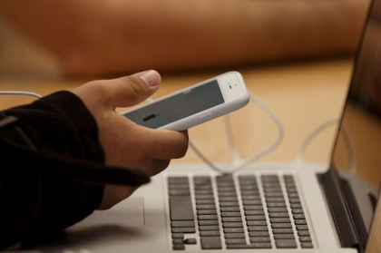 "E cel mai mare pe care l-am vazut" Ti-ai cumparat iPhone sau iPad? Gadgetul tau e in pericol