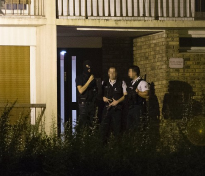 Operatiune antiterorista in Paris: trei femei "radicalizate, fanatizate" au fost retinute. Una dintre ele a ranit un politist