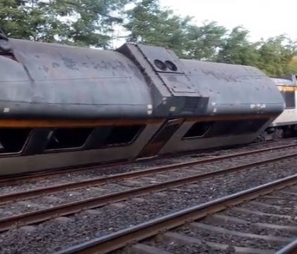 Un tren de pasageri a deraiat in nord-vestul Spaniei: cel putin doua persoane au murit. Primele imagini de la fata locului - VIDEO/FOTO
