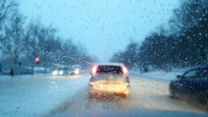 Trafic anevoios in capitala din cauza zapezii: Reduceti viteza, pastrati distanta si folositi luminile corespunzator