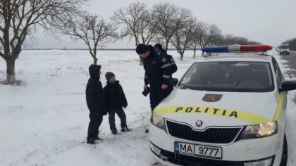 Doi copii, singuri prin nameti pe un traseu din tara, gasiti de inspectorii de patrulare: Unde s-au pornit minorii - FOTO Doi copii, singuri prin nameti pe un traseu din tara, gasiti de inspectorii de patrulare: Unde s-au pornit minorii - FOTO