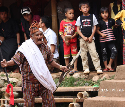 Ritual macabru pe o insula din Indonezia. Ce se intampla cu cadavrele odata la fiecare 3 ani