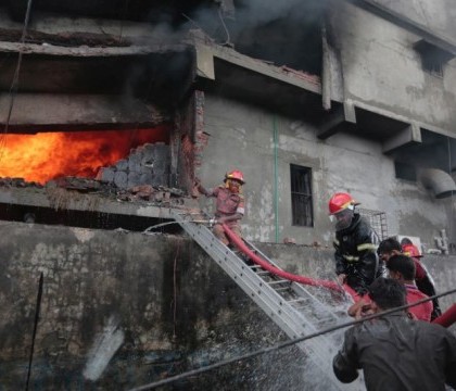 Explozie uriasa la o fabrica de langa capitala Bangladeshului. Toti cei 100 de muncitori au fost ucisi sau raniti Explozie uriasa la o fabrica de langa capitala Bangladeshului. Toti cei 100 de muncitori au fost ucisi sau raniti