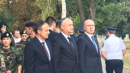 Republica Moldova, la 27 de ani de independenta. Paziti de cordoane de politisti si bodyguarzi cu valize si umbrele, Dodon, Filip si Candu au depus flori la monumentul lui Stefan cel Mare - GALERIE FOTO