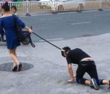 Un cuplu din China, surprins in ipostaze socante. O femeie isi plimba iubitul de lesa pe strada - FOTO