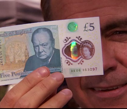 Marea Britanie are o noua bancnota de 5 lire. Testul mai putin obisnuit la care a fost supusa de guvernatorul Bancii Angliei: a bagat-o in... sos - FOTO