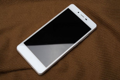 A fost lansat primul telefon cu baterie uriasa. E de 2 ori mai puternica decat a unui Galaxy S5 sau a unui iPhone 6 A fost lansat primul telefon cu baterie uriasa. E de 2 ori mai puternica decat a unui Galaxy S5 sau a unui iPhone 6
