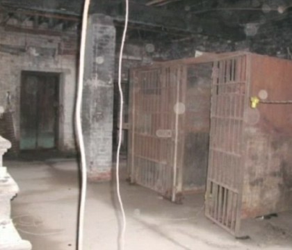 Descoperirea facuta intr-o sectie de politie abandonata. Zacea acolo de aproape 10 ani. FOTO Descoperirea facuta intr-o sectie de politie abandonata. Zacea acolo de aproape 10 ani. FOTO