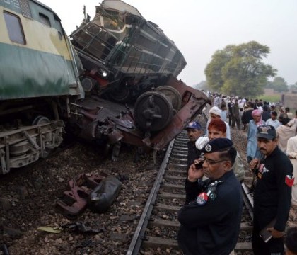 Peste 100 de raniti si cel putin 6 morti, in urma coliziunii dintre doua trenuri in Pakistan. Cum s-a produs accidentul