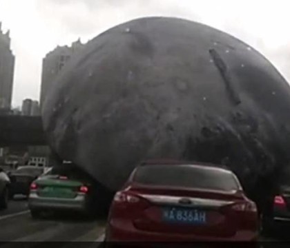 Panica intr-un oras chinez, dupa ce taifunul a eliberat un balon urias care a ajuns in trafic. Ce a urmat. VIDEO Panica intr-un oras chinez, dupa ce taifunul a eliberat un balon urias care a ajuns in trafic. Ce a urmat. VIDEO