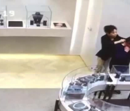 Jaful anului, dat in plina zi intr-un magazin de bijuterii din Statele Unite. Unul dintre hoti s-a intors sa mai fure ceva Jaful anului, dat in plina zi intr-un magazin de bijuterii din Statele Unite. Unul dintre hoti s-a intors sa mai fure ceva