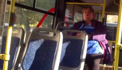 O taxatoare, surprinsa in timp ce DOARME intr-un autobuz din capitala. VIDEO O taxatoare, surprinsa in timp ce DOARME intr-un autobuz din capitala. VIDEO