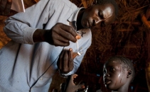Primul vaccin impotriva malariei ar putea fi lansat in 2015 de un gigant farmaceutic britanic Primul vaccin impotriva malariei ar putea fi lansat in 2015 de un gigant farmaceutic britanic