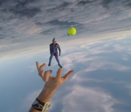 Filmare fantastic printre nori. Doi parasutisti s-au jucat cu o minge de tenis dupa ce au sarit din avion - VIDEO Filmare fantastic printre nori. Doi parasutisti s-au jucat cu o minge de tenis dupa ce au sarit din avion - VIDEO