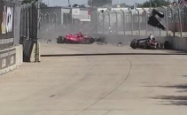 Accident ingrozitor la IndyCar. Pilot internat la spital si spectatori raniti. VIDEO Accident ingrozitor la IndyCar. Pilot internat la spital si spectatori raniti. VIDEO