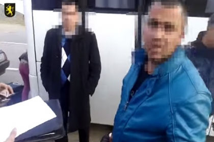 VIDEO. Momentul in care un individ este prins in timp ce duce trei moldovence in Grecia pentru prostitutie VIDEO. Momentul in care un individ este prins in timp ce duce trei moldovence in Grecia pentru prostitutie
