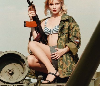 Hackerii i-au accesat contul de email unui fost model Playboy si i-au facut publice pozele in care apare dezbracata FOTO Hackerii i-au accesat contul de email unui fost model Playboy si i-au facut publice pozele in care apare dezbracata FOTO