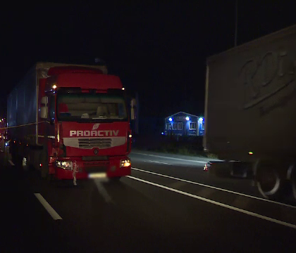 O femeie a murit si un barbat e grav ranit, dupa ce au fost loviti de un TIR, pe o soseaua de centura din Romania. Ce au povestit martorii O femeie a murit si un barbat e grav ranit, dupa ce au fost loviti de un TIR, pe o soseaua de centura din Romania. Ce au povestit martorii