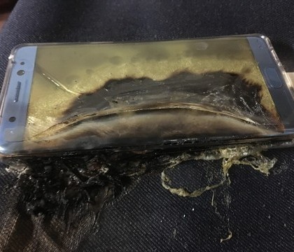 "Cosmarul" Galaxy Note 7 nu se mai termina. Si telefoanele care le inlocuiesc ar putea sa ia foc din cauza bateriei