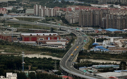 Chinezii au construit din greseala un bloc in mijlocul unei autostrazi Chinezii au construit din greseala un bloc in mijlocul unei autostrazi