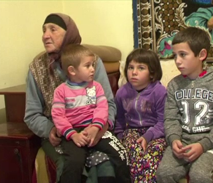 Trei frati din Dolj, parasiti de mama pentru noul iubit. Bunica acuza: "Le-a spus ca-i omoara, ca-i arunca la caini"