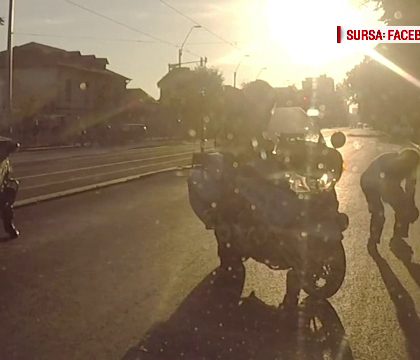 Gestul unui echipaj rutier din Romania a impresionat toata tara: "Mai exista si oameni cu suflet". De ce au oprit traficul Gestul unui echipaj rutier din Romania a impresionat toata tara: "Mai exista si oameni cu suflet". De ce au oprit traficul