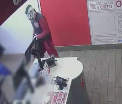 Un tanar a jefuit un restaurant cu o masca de clovn pe cap, dar a fost filmat de camere. Ce s-a intamplat dupa 2 saptamani - VIDEO Un tanar a jefuit un restaurant cu o masca de clovn pe cap, dar a fost filmat de camere. Ce s-a intamplat dupa 2 saptamani - VIDEO
