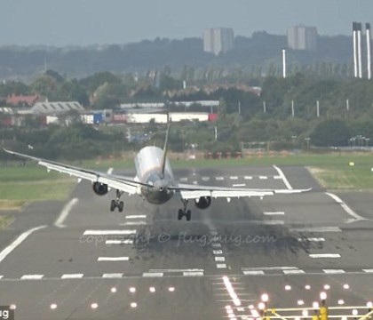 Momentul in care un Airbus A321 rateaza prima aterizare pe aeroportul din Birmingham din cauza vantului puternic din lateral - VIDEO 