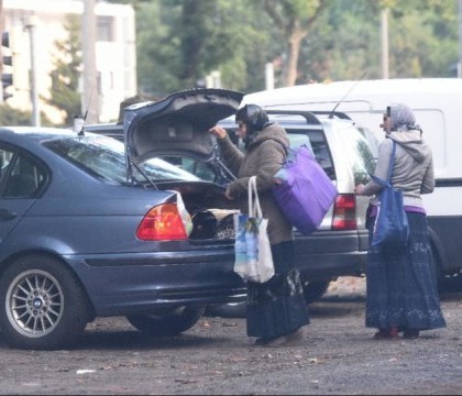 Imaginea zilei in Germania. Doua femei surprinse coborand dintr-o masina de lux inainte de a pleca la cersit