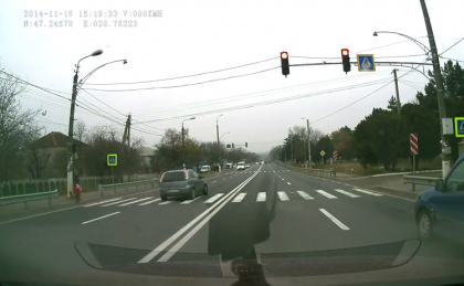 Momentul in care un sofer e cat pe ce sa DOBOARE o femeie si un copil, trecand la rosu, in Peresecina. VIDEO