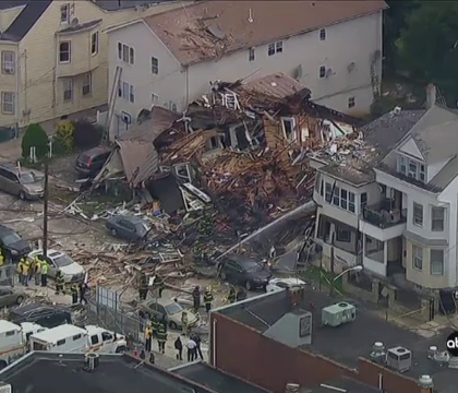 Explozie puternica in New Jersey: doua case au fost distruse si alte 15, avariate. Zece pompieri, transportati la spital