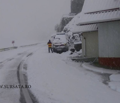 Soseaua din Romania unde se circula deja in conditii de iarna. Drumarii au scos utilajele de deszapezire - VIDEO