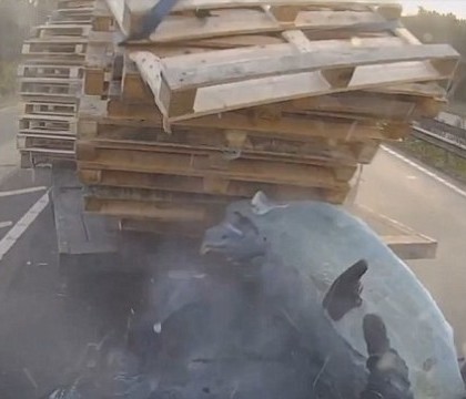 Accident surprins cu o camera de bord: un sofer a intrat cu camionul intr-un sir de masini - VIDEO Accident surprins cu o camera de bord: un sofer a intrat cu camionul intr-un sir de masini - VIDEO
