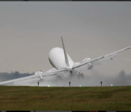 Aterizare pe muchie de cutit, la Praga. Cum a reusit pilotul unui Boeing sa readuca avionul pe linia de plutire - VIDEO Aterizare pe muchie de cutit, la Praga. Cum a reusit pilotul unui Boeing sa readuca avionul pe linia de plutire - VIDEO