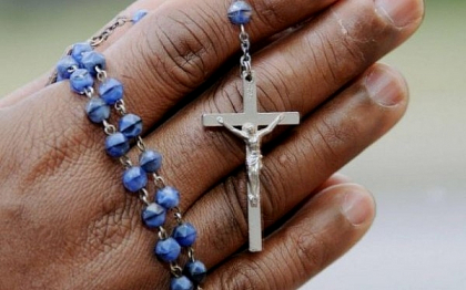O tanara din Franta a fost crucificata de sectanti adventisti. Barbatii sunt acuzati de tortura O tanara din Franta a fost crucificata de sectanti adventisti. Barbatii sunt acuzati de tortura