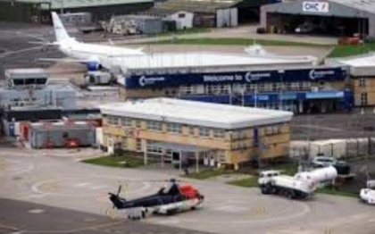 Un pilot a murit in timpul zborului. Un pasager fara experienta a aterizat avionul