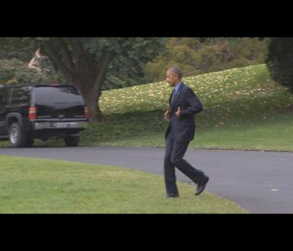 Momentul in care Barack Obama a realizat ca si-a uitat telefonul in casa si s-a intors dupa el. "Este si el om ca noi" 
