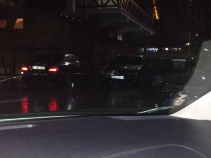 Cu MASINA DE SERVICIU la bar? Cum a fost surprins presedintele Academiei de Stiinte, GHEORGHE DUCA. FOTO Cu MASINA DE SERVICIU la bar? Cum a fost surprins presedintele Academiei de Stiinte, GHEORGHE DUCA. FOTO